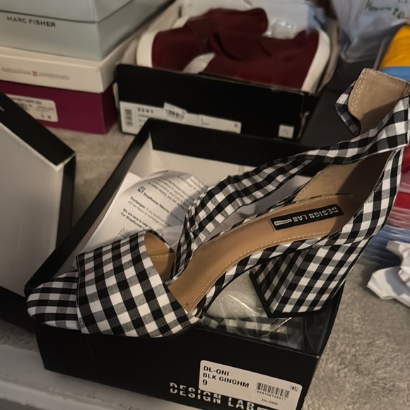 Design Lab Lord & Taylor Black Sandals Sleek Comfortable Style - Picture 3 of 4